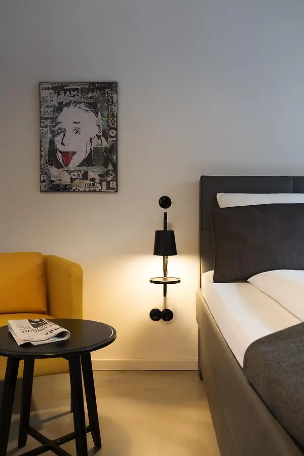 Apartment Square Rooms 8